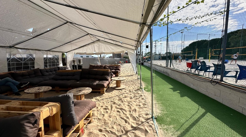 Zona chillout i ombres del club